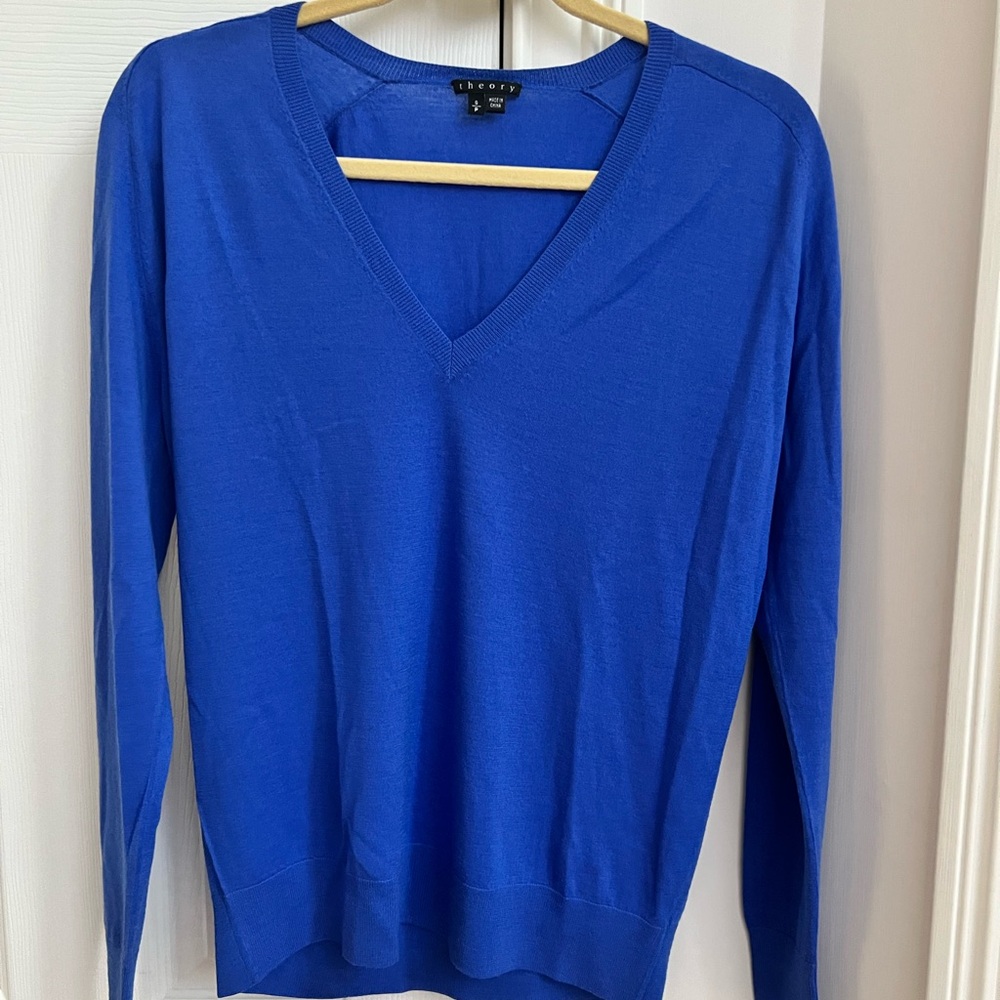 Theory gentle used 100% wool lightweight v neck sweater size S